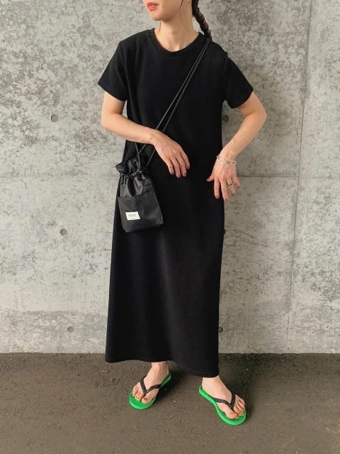 黒ワンピース コーディネート 夏 レディース コーディネート コーデ 着こなし おすすめ オススメ トレンド コツ おしゃれ お洒落 オシャレ 2022 夏 黒ワンピース 黒ワンピ ワンピース ワンピ 黒 ブラック モノトーン ワンピースコーデ Tワンピース トングサンダル