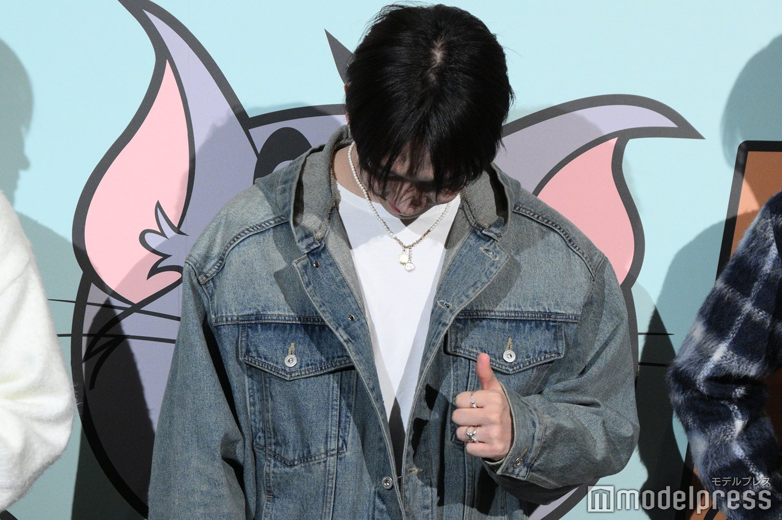 笑いながらもグッドポーズしたJAEHYUN（ジェヒョン）（C）モデルプレス