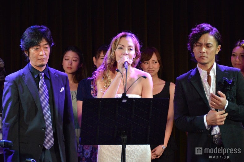 土屋アンナ（中央）