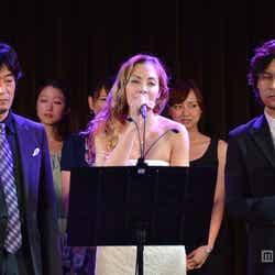 土屋アンナ(中央)