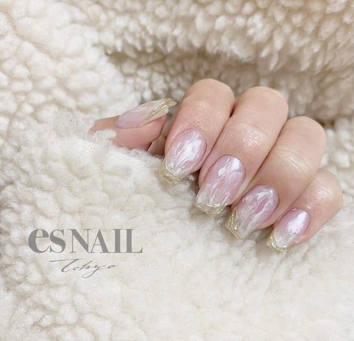 ランダム塗りがアンニュイなニュアンスフレンチ(画像提供:esNAIL)