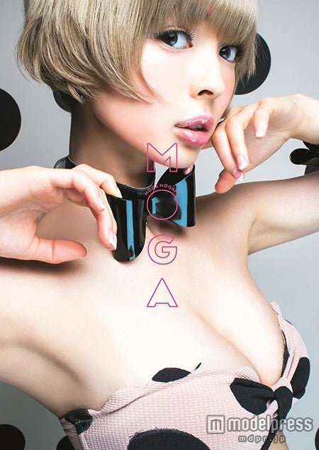 最上もが、SEXY美ボディを堂々披露　レアな黒髪＆ナースコスも