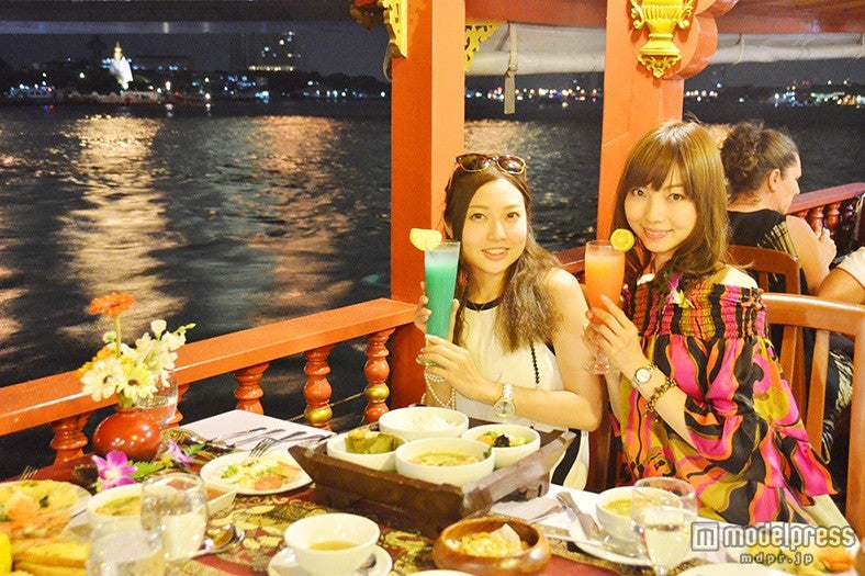 夜風を受けながら、豪華なタイ料理ディナー／モデル：百々さおり、富田千穂