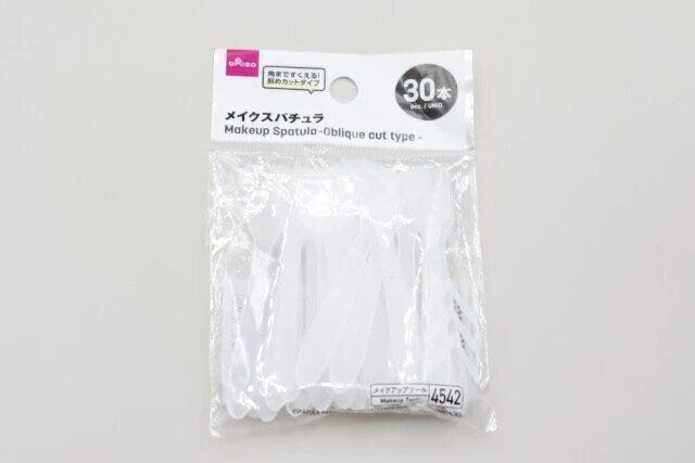 ダイソー　メイクスパチュラ（斜めカット型、30本）　パッケージ