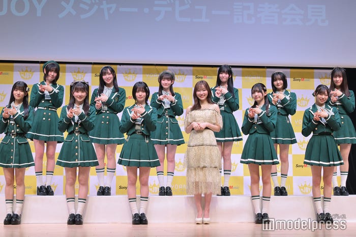 ≒JOY(後列左から)小澤愛実、逢田珠里依、山野愛月、山田杏佳、藤沢莉子、高橋舞(前列左から)大信田美月、天野香乃愛、江角怜音、指原莉乃、市原愛弓、村山結香(C)モデルプレス