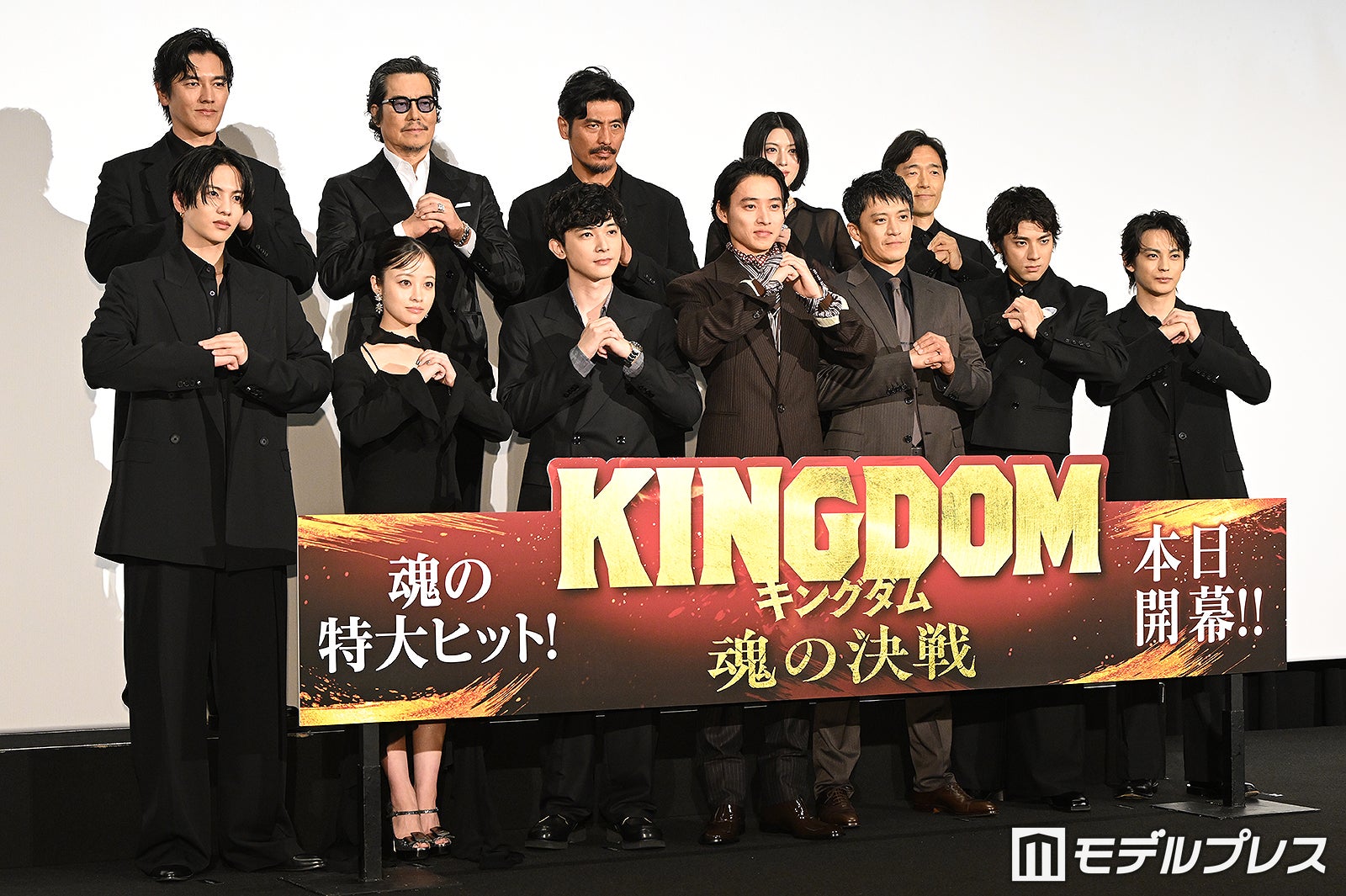 （下段左から）志尊淳、橋本環奈、吉沢亮、山崎賢人、小栗旬、山田裕貴、神尾楓珠（上段左から）要潤、豊川悦司、坂口憲二、三吉彩花、佐藤信介監督（C）モデルプレス