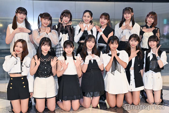 モーニング娘。'23(前列左より):小田さくら、北川莉央、井上春華、譜久村聖、弓桁朱琴、牧野真莉愛、山崎愛生/(後列左より):羽賀朱音、横山玲奈、生田衣梨奈、櫻井梨央、石田亜佑美、岡村ほまれ、野中美希(C)モデルプレス