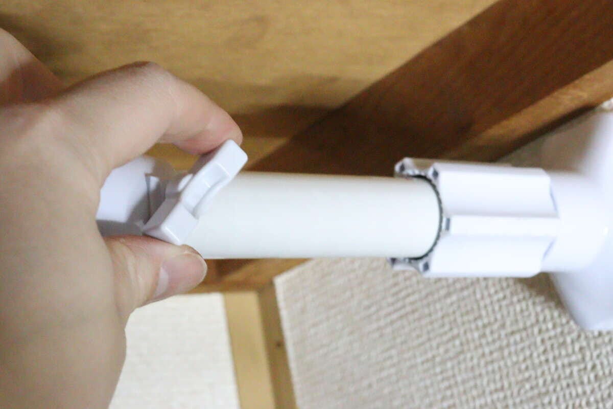 つっぱり棒（ねじ止め式、75cm～120cm、直径2.5cm～2.8cm）　ロックネジを締める