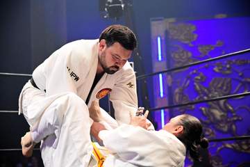 RIZIN戦士・矢地祐介が呆然「万力みたいな力で抑え込まれて・・・」ウルフアロン1000万円企画で開始50秒3カウント完敗