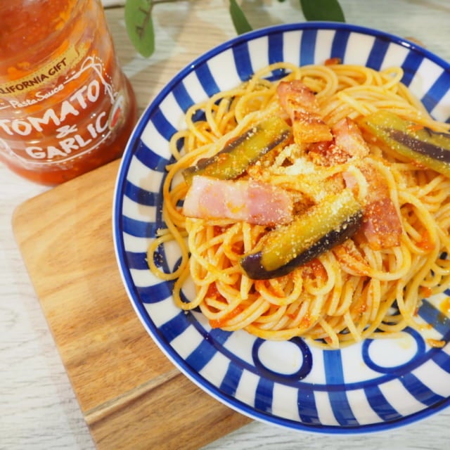 カルディトマト＆ガーリックソースのパッケージとパスタ