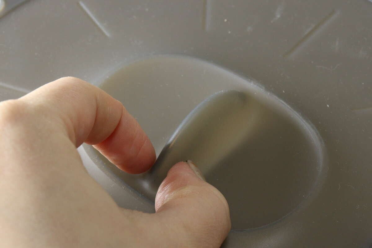 ダイソーのエア弁付シリコーン蓋（23cm）の持ち手