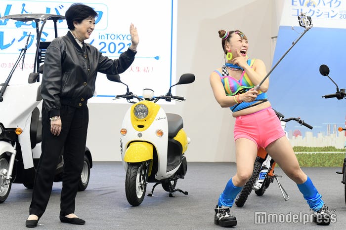 小池百合子氏、フワちゃん(C)モデルプレス