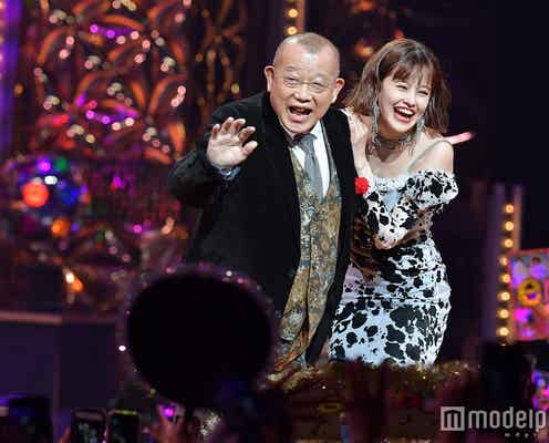 笑福亭鶴瓶、emmaと一緒に“人生初ランウェイ”<ViVi Night>
