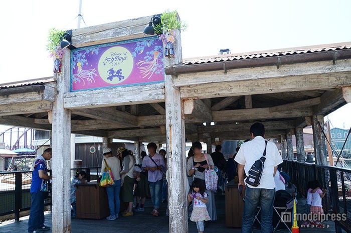 ディズニーシー、願い事を書くゲストたち