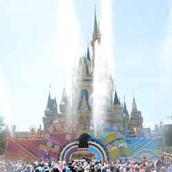 ＜速報＞ディズニーの夏開幕、新“びしょ濡れ”ショー初お披露目　シンデレラ城に水柱が吹き上がる　