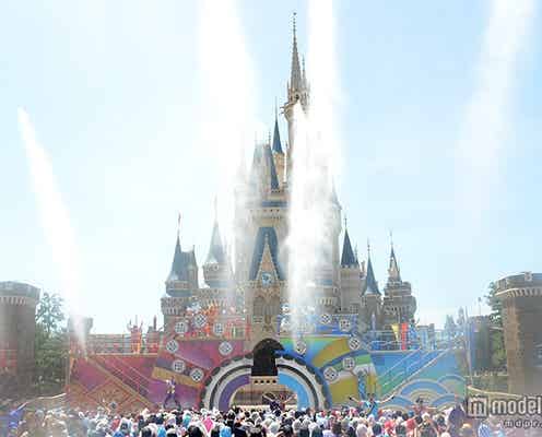 <速報>ディズニーの夏開幕、新“びしょ濡れ”ショー初お披露目 シンデレラ城に水柱が吹き上がる