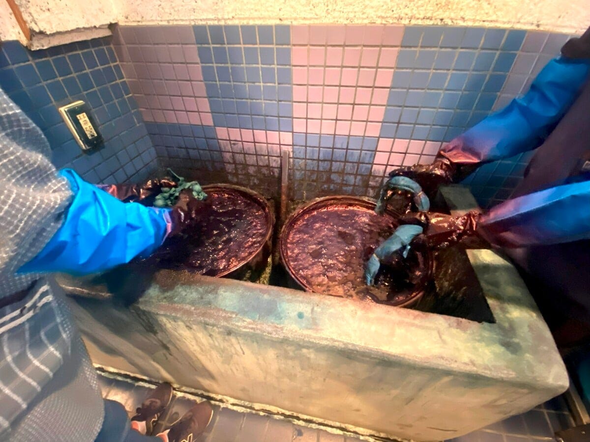 藍甕。染めるアイテムをここに繰り返し繰り返し沈めます