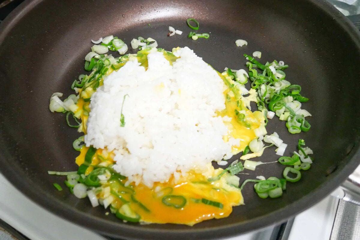 ねぎ塩レモン香る鶏皮パリパリチャーハン