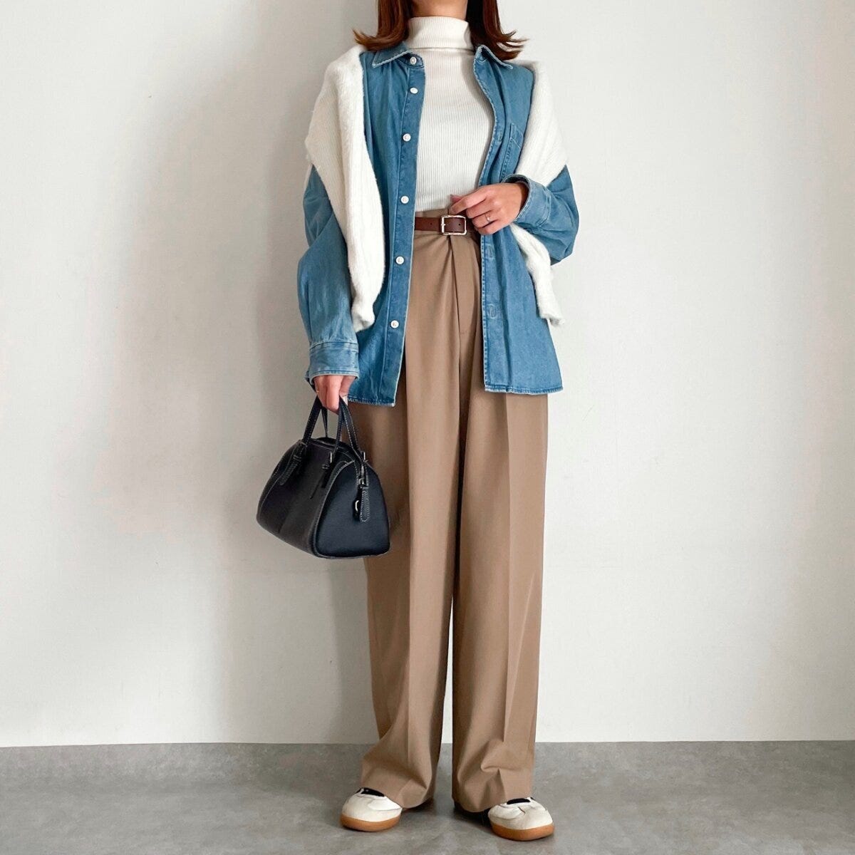 ユニクロタックワイドパンツ　BEIGE　デニムシャツコーデ