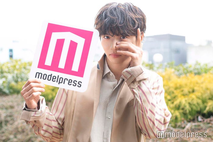 照れながらも「liar」ポーズリクエストに応えてくださいました!/佐藤大樹(C)モデルプレス