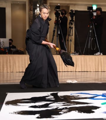 TAKAHIROは書道八段！達筆すぎるだろ…力強い書体披露→世界的な書道の巨匠を「うまい！」とうならせる