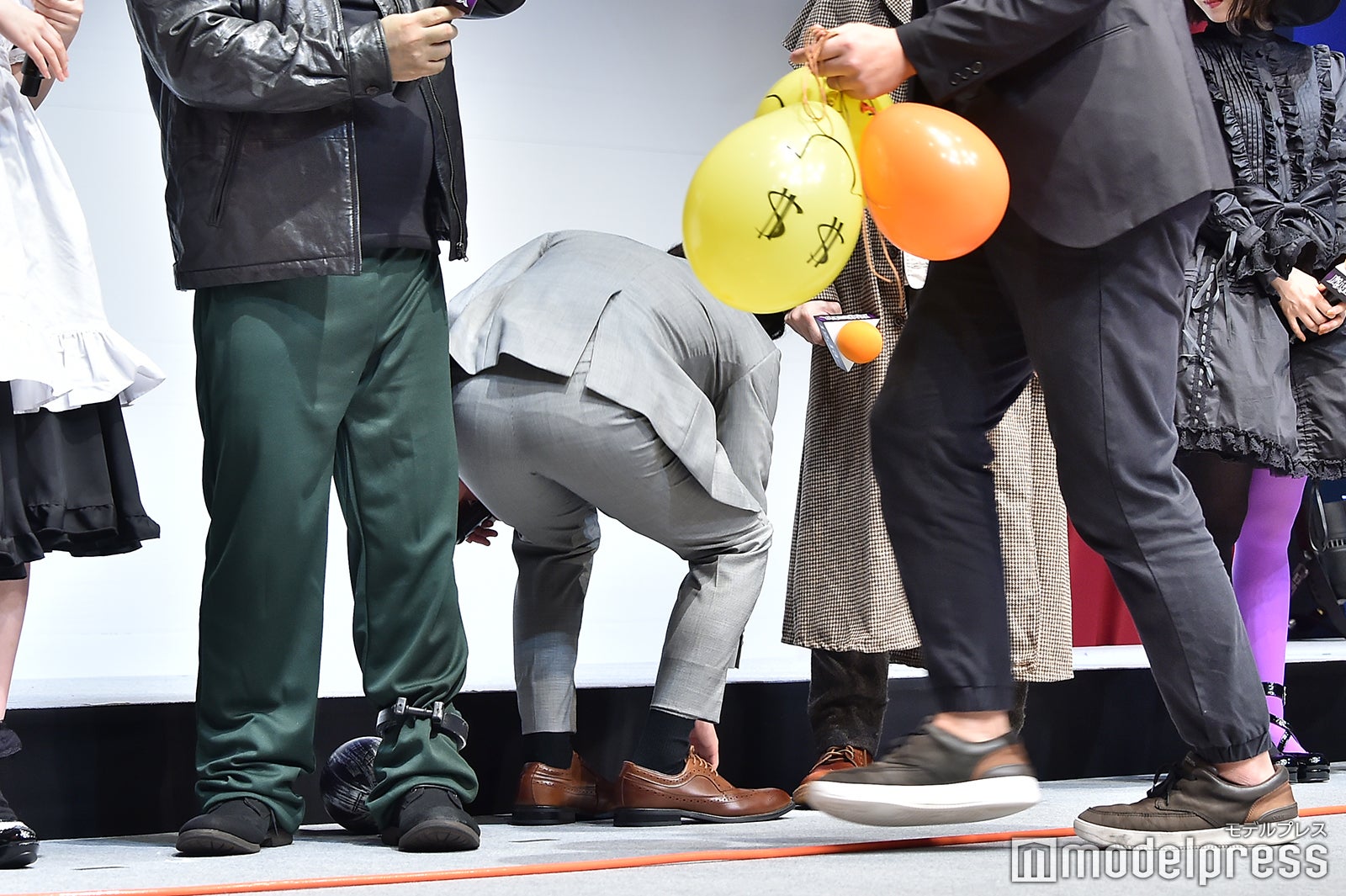 落としたステッキの行方を気にする中村倫也（C）モデルプレス