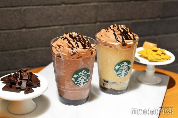 (左から)クラシック ショコラ シンフォニー フラペチーノ、ブロンド ショコラ シンフォニー フラペチーノ(C)モデルプレス