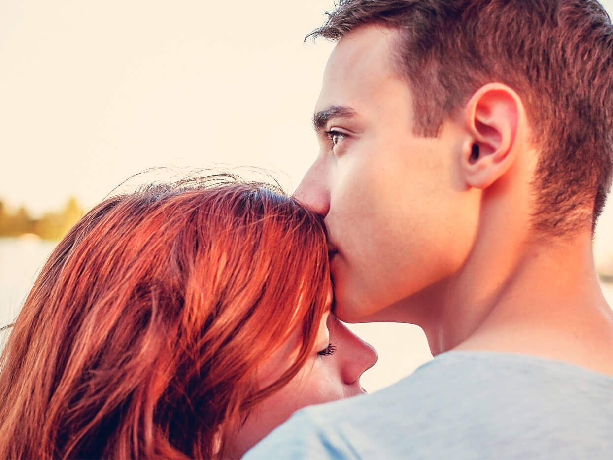 キスのとき腰に手を回す彼は浮気性？