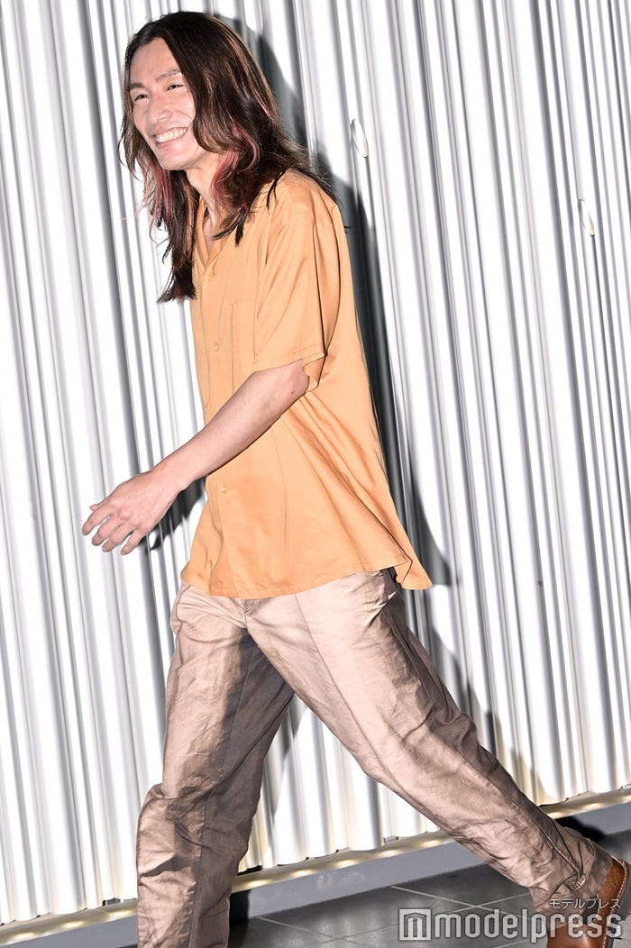 笑顔で登場した安田章大(C)モデルプレス