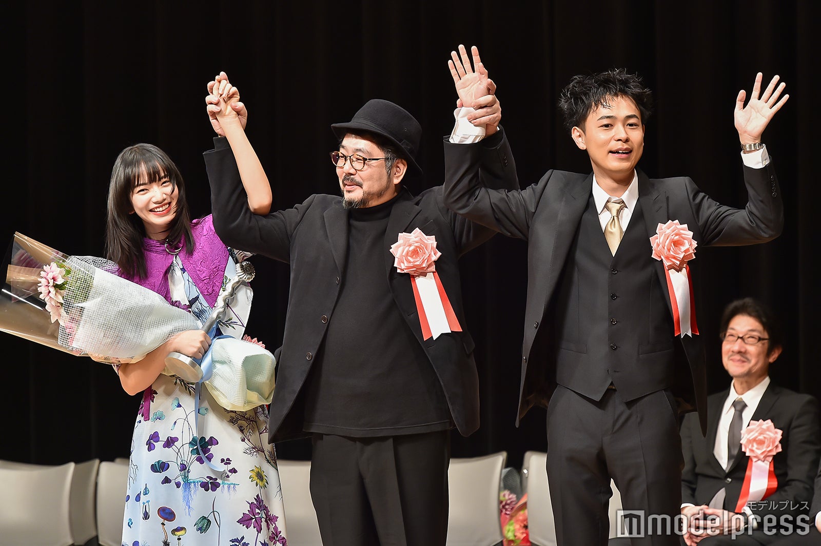 小松菜奈、塩田明彦監督、成田凌、指示どおりのポーズ（C）モデルプレスレス