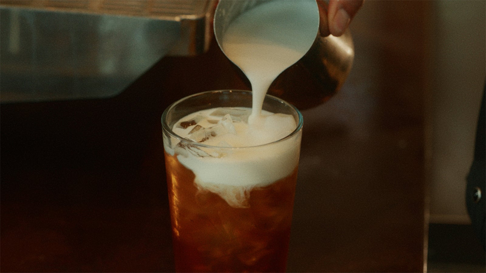 新CM「紅茶のラテ」篇（提供写真）