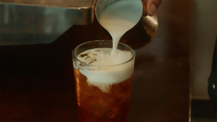 新CM「紅茶のラテ」篇(提供写真)