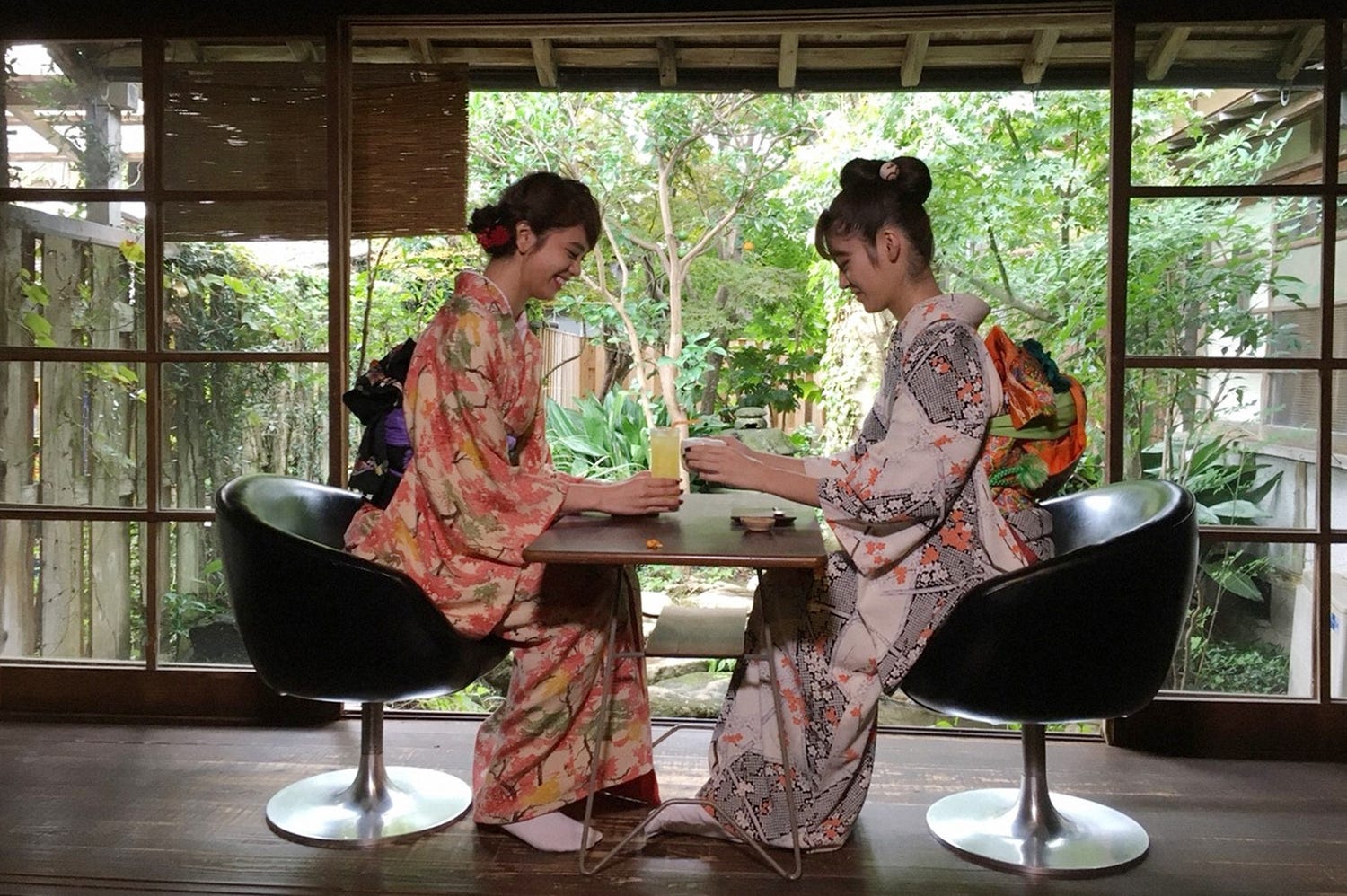 E-girls楓&佐藤晴美、艶やか着物姿で山口ぶらり旅 古民家カフェや横丁を満喫