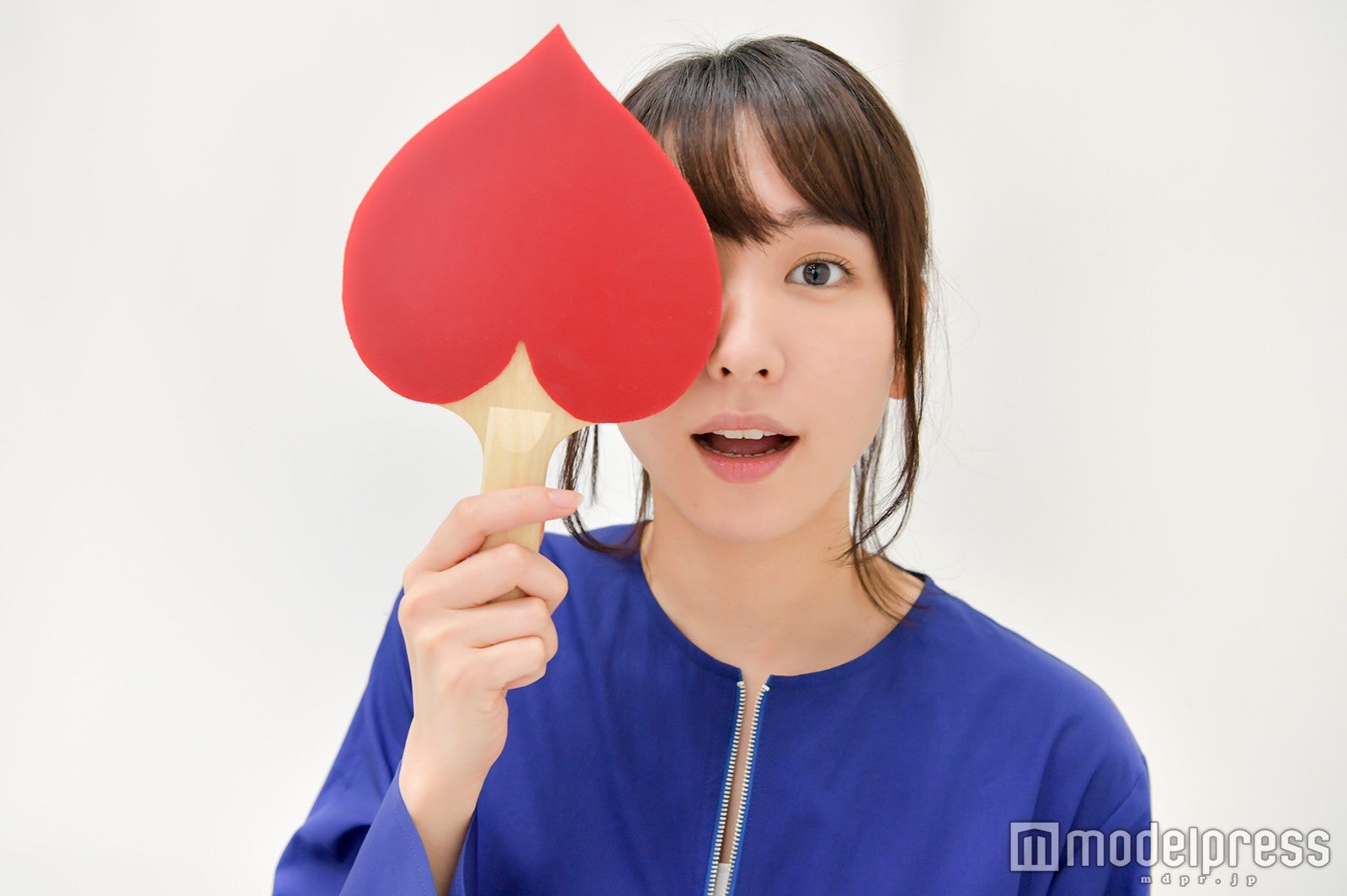 お茶目に片目を隠すガッキー（C）モデルプレス