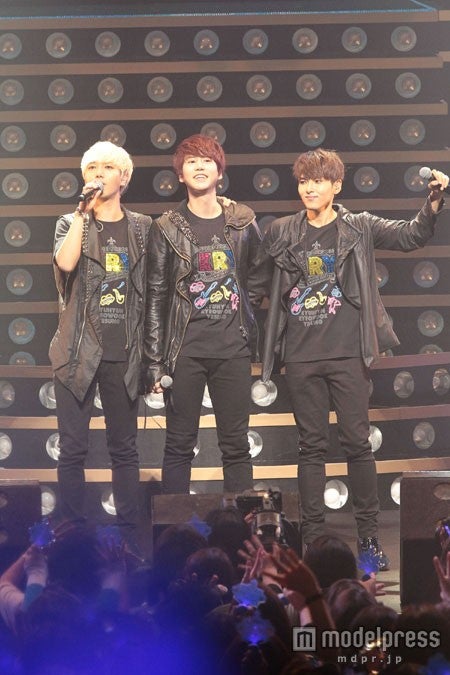 SUPER JUNIOR-K.R.Y（左から：イェソン、キュヒョン、リョウク）