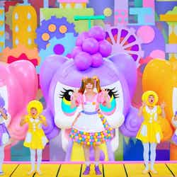 きゃりーぱみゅぱみゅ(中央)とキッズダンサー/新「み」(30秒)編