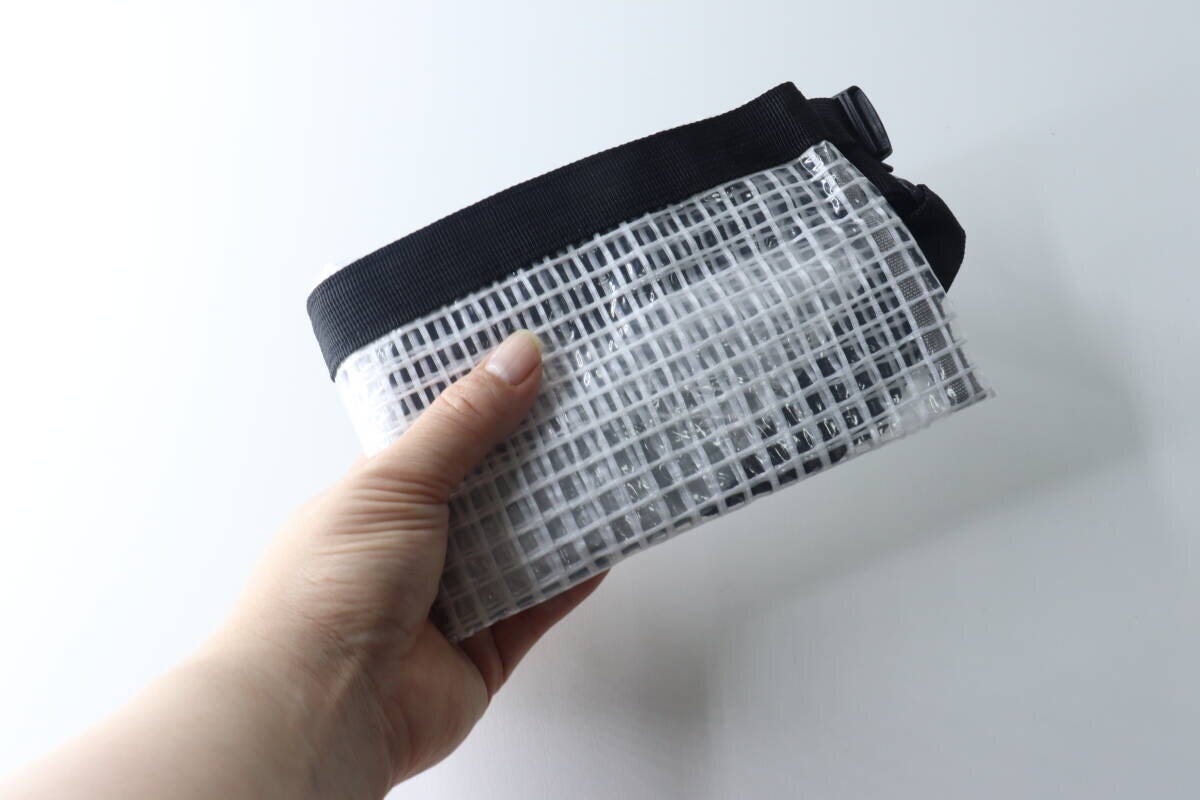 手のひらに乗るほどコンパクトに折りたたんだジムバッグ 手のひらに乗るほどコンパクトに折りたたんだジムバッグ