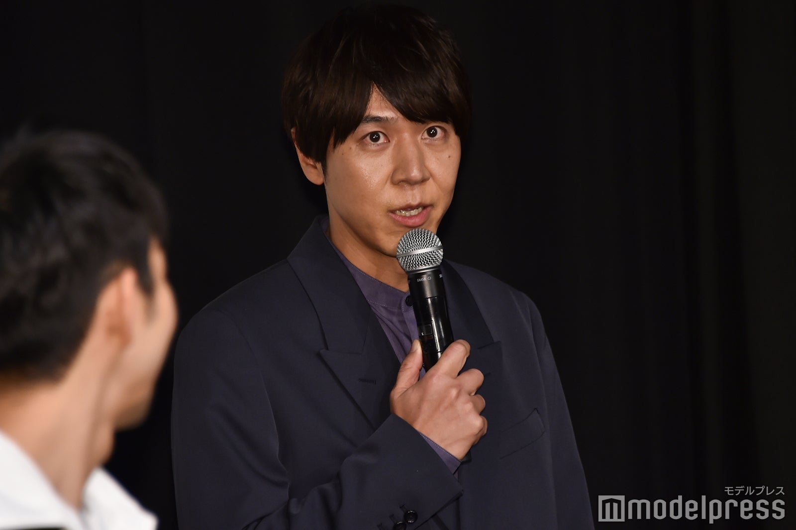 渋い声で挨拶する“俳優・コカドケンタロウ”バージョンのコカドケンタロウ （C）モデルプレス