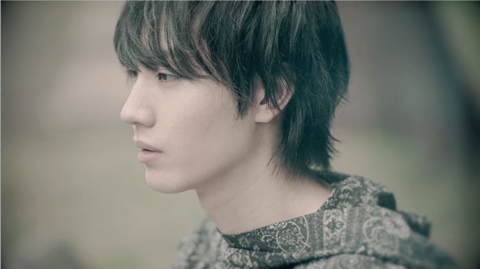 桜田通/MAGIC OF LiFE「アオイシグナル」MVより