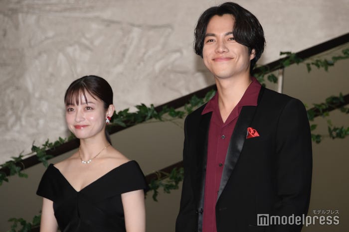 階段より登壇した橋本環奈、重岡大毅(C)モデルプレス