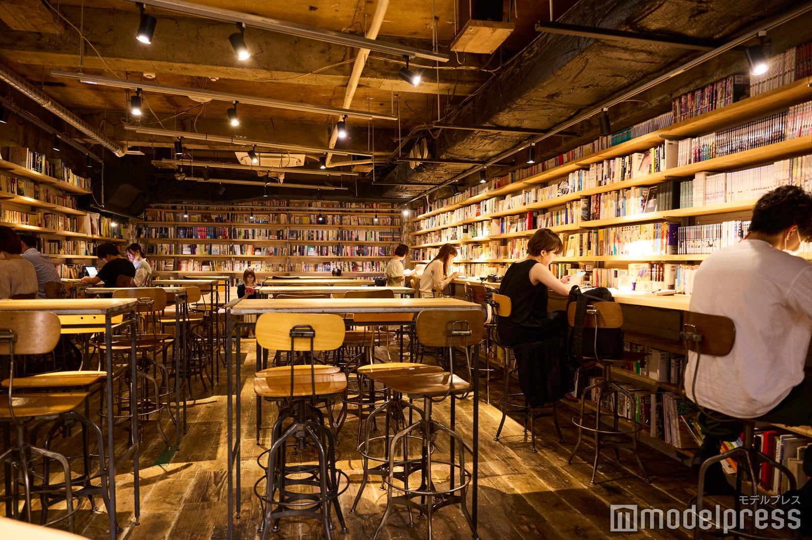 8,000冊もの本で埋め尽くされた本好きにはたまらない空間（C）モデルプレス