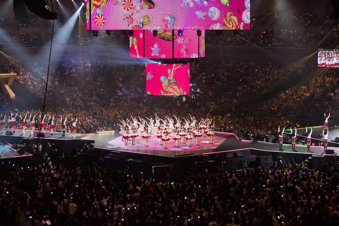 「2017 MAMA in Japan」コラボステージの模様(C)AKS