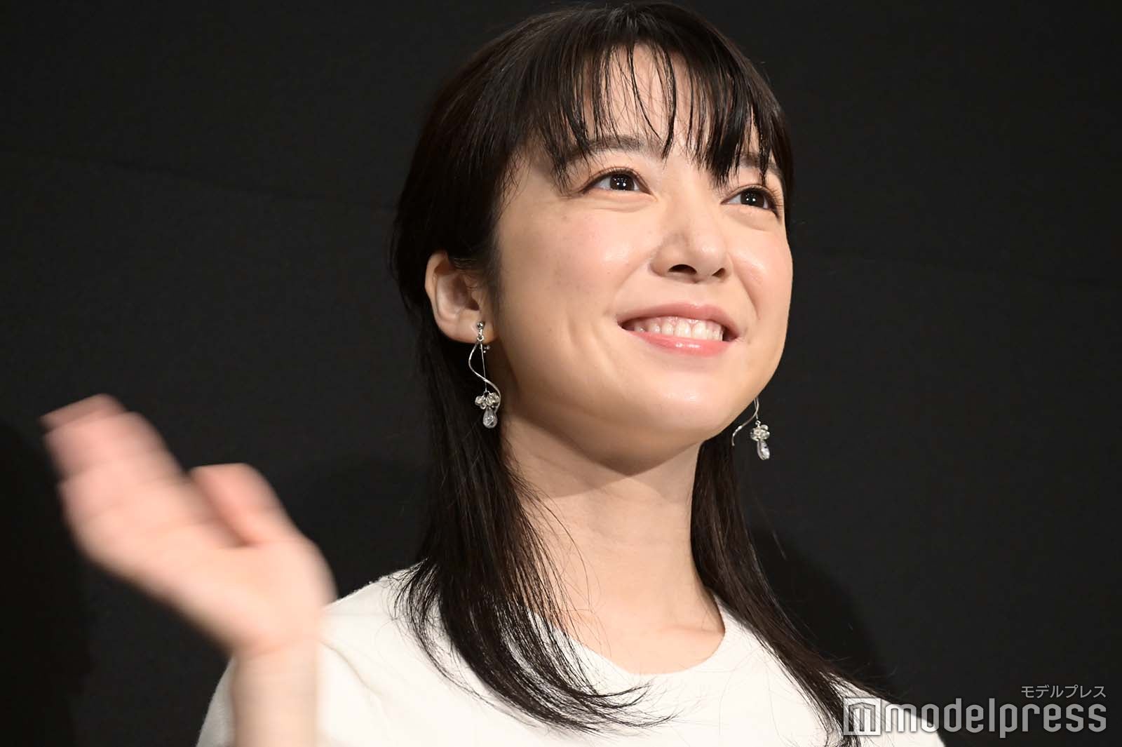 笑顔で手を振る上白石萌音（C）モデルプレス