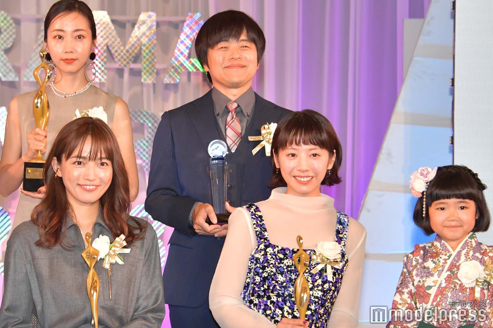 （後列左から）木南晴夏、バカリズム（前列左から）川口春奈、夏帆、永尾柚乃（C）モデルプレス