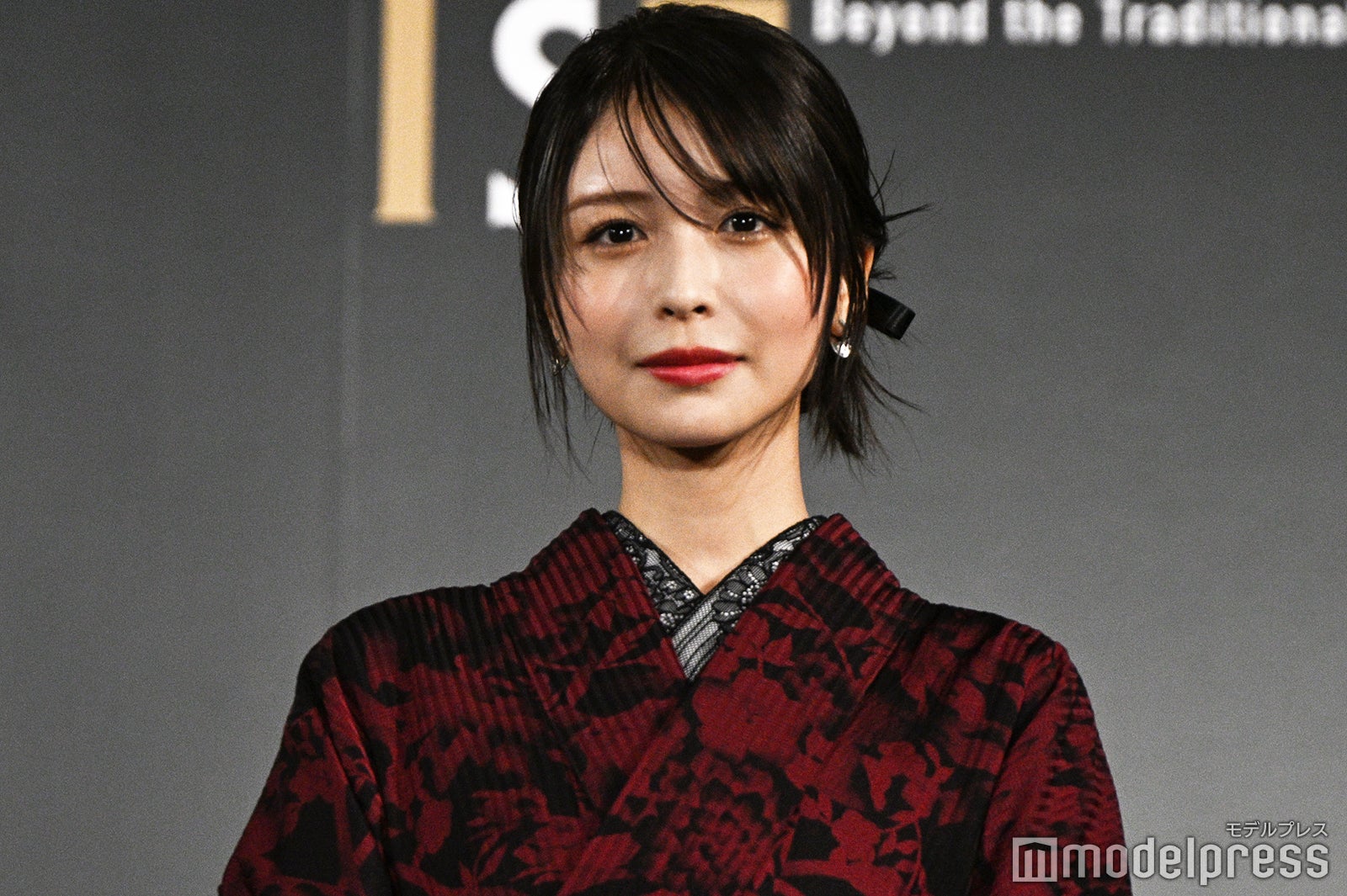 長濱ねる、シックな赤の着物着こなす 着物姿を見せたい相手は？「お着物が大好きなので」【KIMONOIST（キモノイスト）2025】