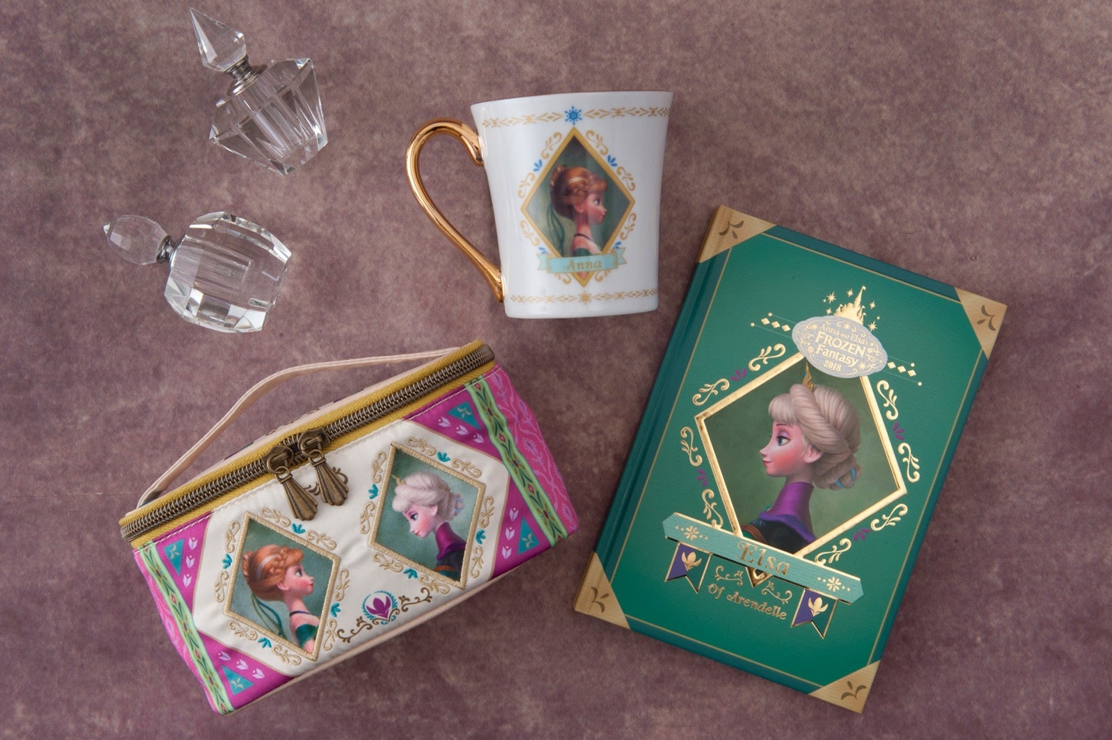ポーチ（2200円）、マグ（1900円）、ノート（1500円）／ （C）Disney
