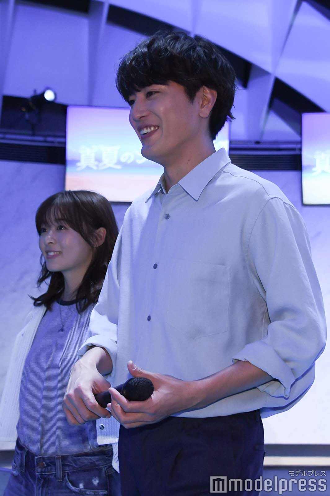 ブルーカーペットを歩く森七菜、間宮祥太朗（C）モデルプレス