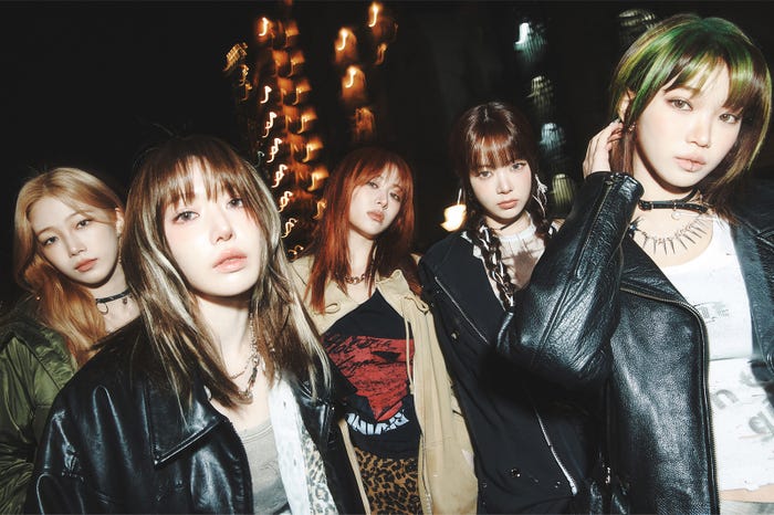 LE SSERAFIM/(左から)KAZUHA(カズハ)、SAKURA(サクラ)、HUH YUNJIN(ホ・ユンジン)、HONG EUNCHAE(ホン・ウンチェ)、KIM CHAEWON(キム・チェウォン)(P)&(C)SOURCE MUSIC