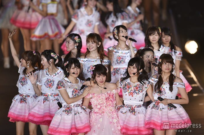 「AKB48真夏の単独コンサート in さいたまスーパーアリーナ~川栄さんのことが好きでした~」2日目夜公演の様子(C)AKS