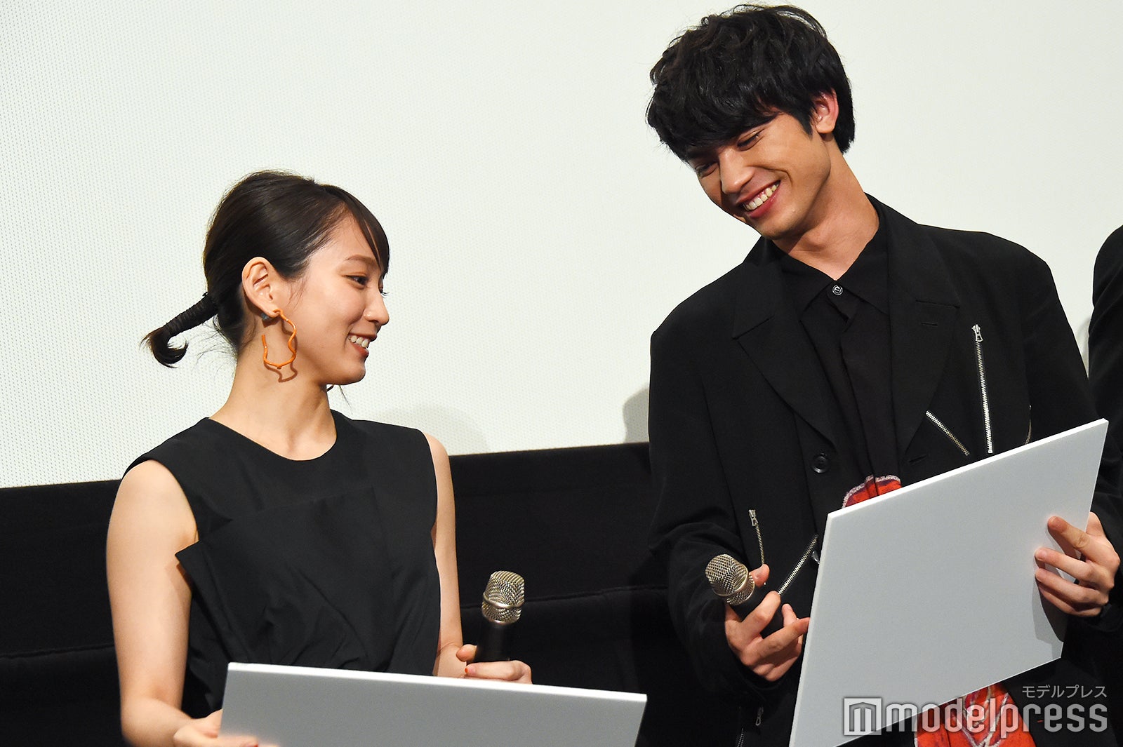 パネルを見せ合う吉岡里帆、板垣瑞生 （C）モデルプレス